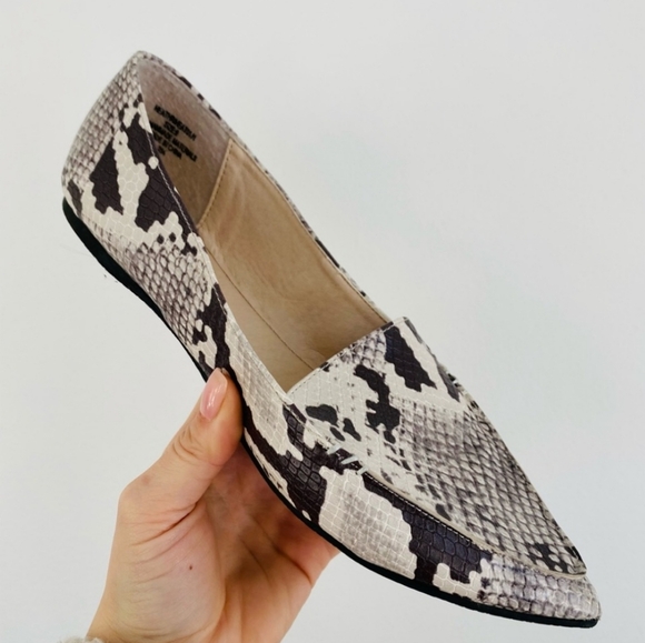 Steve Madden Girl Tan/ Gray Snake Pointed Flats - Picture 2 of 5